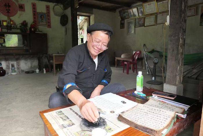 Ông Lý Đại Thông, người có uy tín thôn Nặm Đăm, xã Quản Bạ luôn gương mẫu, đi đầu trong các phong trào thi đua tại địa phương. (Ảnh: KHÁNH TOÀN)