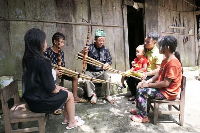 Ông Ma Dâu Páo, thôn Mỏ Sài, xã Nghĩa Thuận là người có uy tín và là nghệ nhân dân gian trong lĩnh vực tín ngưỡng tích cực truyền dạy văn hóa, vận động nhân dân thực hiện nếp sống mới. (Ảnh: KHÁNH TOÀN)