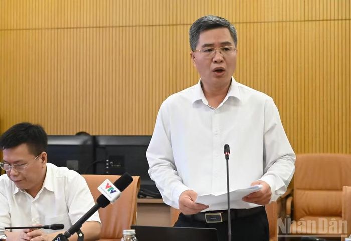 Phó Vụ trưởng Kế hoạch-Tài chính Bộ Nông nghiệp và Môi trường Nguyễn Gia Long trình bày báo cáo tại buổi họp.