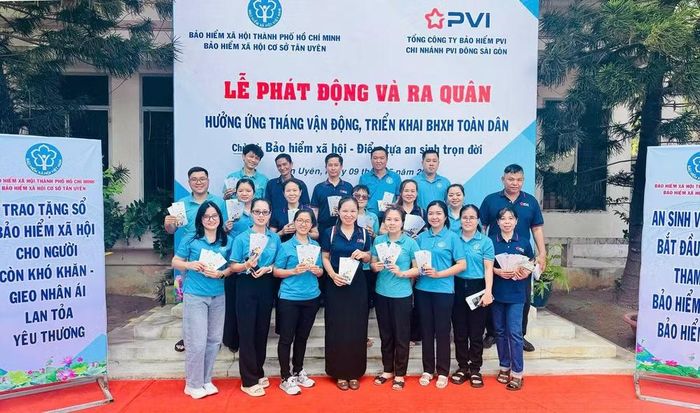 Cán bộ, viên chức Bảo hiểm xã hội Thành phố Hồ Chí Minh ra quân vận động người dân tham gia bảo hiểm xã hội tự nguyện, bảo hiểm y tế hộ gia đình. (Ảnh: HSS)