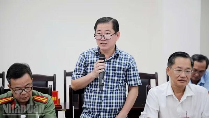 Đại diện Sở Nội vụ tỉnh An Giang phát biểu tại buổi giao ban báo chí định kỳ. (Ảnh: QUỐC TRINH)
