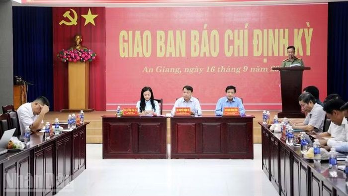 Quang cảnh giao ban báo chí định kỳ. (Ảnh: QUỐC TRINH)