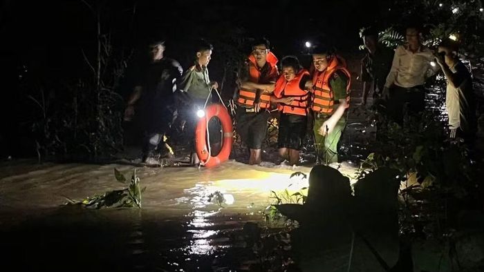 Lực lượng chức năng xã Tam Thái đưa chị Sa vượt quãng đường gần 30km bị chia cắt do nước lũ. (Ảnh: CTV)