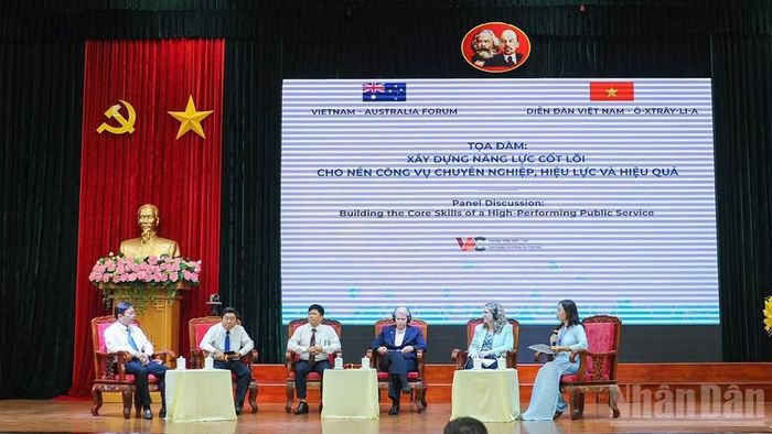Phiên tọa đàm tại diễn đàn. (Ảnh: CÔNG VINH)