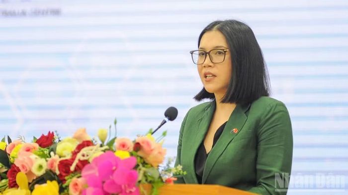 Bà Naomi Cook, quyền Phó Đại sứ Australia tại Việt Nam phát biểu tại diễn đàn. (Ảnh: CÔNG VINH)