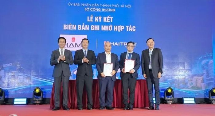 Các Hiệp hội, doanh nghiệp ký kết các Biên bản ghi nhớ hợp tác. (Ảnh: NT)
