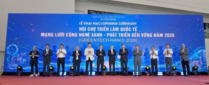 Các đại biểu thực hiện nghi thức khai mạc chương trình. (Ảnh: NT)