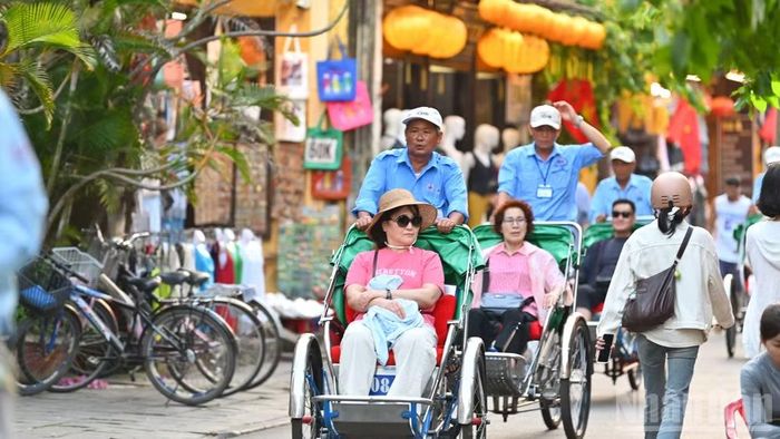 Du khách trải nghiệm xích-lô, tham quan phố cổ Hội An. (Ảnh: THẾ ĐẠI)