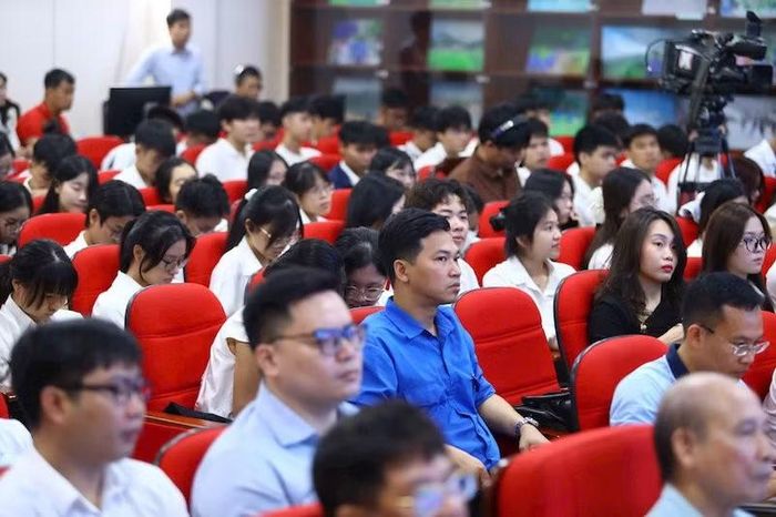 Các đại biểu tham gia chương trình. (Ảnh: KHÁNH LÊ)
