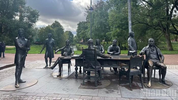 Quần thể tượng đài các kiến trúc sư xây dựng thành phố Saint Petersburg. (Ảnh: THÙY VÂN)