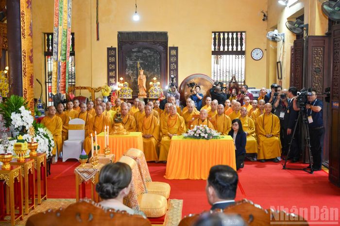 Trưởng lão Hòa thượng Thích Thanh Nhiễu, Trụ trì chùa Quán Sứ cùng các chư tôn đức tăng ni tại Lễ cầu an.
