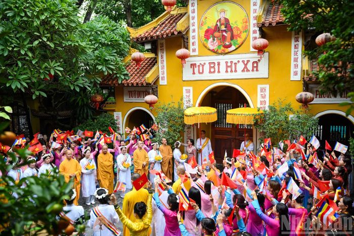 Các phật tử dự Lễ cầu an tại chùa Quán Sứ.