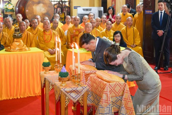 Nhà vua Thái Lan Maha Vajiralongkorn Phra Vajiraklaochaoyuhua và Hoàng hậu Suthida Bajrasudhabimalalakshana thực hiện nghi lễ thắp nến cầu an tại chùa Quán Sứ.