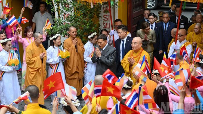 Nhà vua Thái Lan Maha Vajiralongkorn Phra Vajiraklaochaoyuhua cùng Hoàng hậu Suthida Bajrasudhabimalalakshana thăm và dự Lễ cầu an tại chùa Quán Sứ.