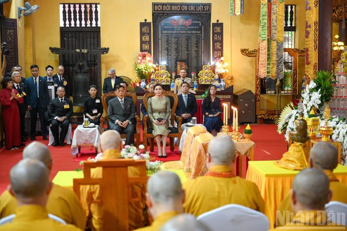 Nhà vua Thái Lan Maha Vajiralongkorn Phra Vajiraklaochaoyuhua và Hoàng hậu Suthida Bajrasudhabimalalakshana dự Lễ cầu an tại chùa Quán Sứ.