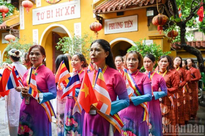 Các phật tử dự Lễ cầu an tại chùa Quán Sứ.