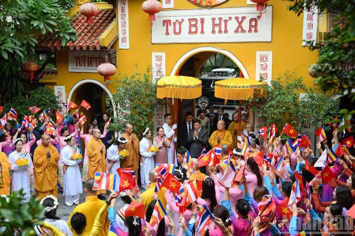 Trưởng lão Hòa thượng Thích Thanh Nhiễu, Trụ trì chùa Quán Sứ cùng các chư tôn đức tăng ni đón Nhà vua Thái Lan Maha Vajiralongkorn Phra Vajiraklaochaoyuhua và Hoàng hậu Suthida Bajrasudhabimalalakshana.
