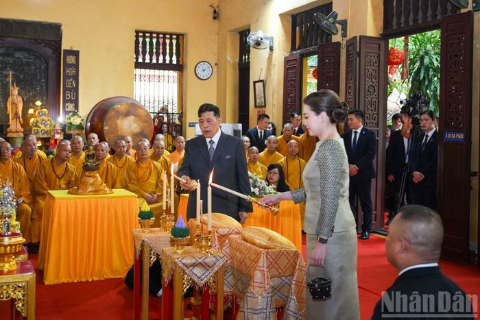 Nhà vua Thái Lan Maha Vajiralongkorn Phra Vajiraklaochaoyuhua và Hoàng hậu Suthida Bajrasudhabimalalakshana thực hiện nghi lễ thắp nến cầu an tại chùa Quán Sứ.