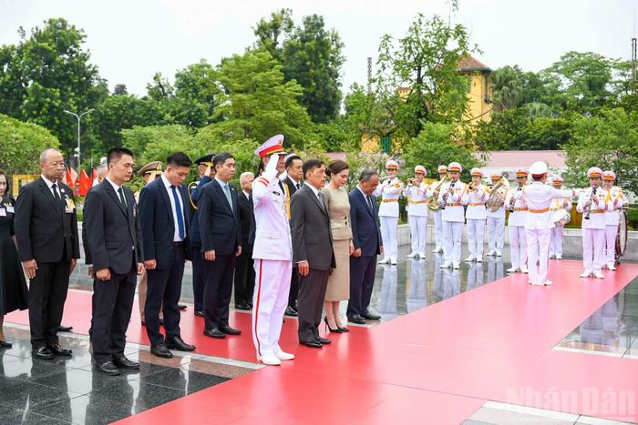 Nhà vua Vương quốc Thái Lan Maha Vajiralongkorn Phra Vajiraklaochaoyuhua và Hoàng hậu Suthida Bajrasudhabimalalakshana tưởng niệm các Anh hùng liệt sĩ.