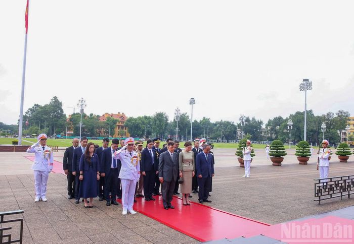 Nhà vua Vương quốc Thái Lan Maha Vajiralongkorn Phra Vajiraklaochaoyuhua và Hoàng hậu Suthida Bajrasudhabimalalakshana tưởng niệm Chủ tịch Hồ Chí Minh.