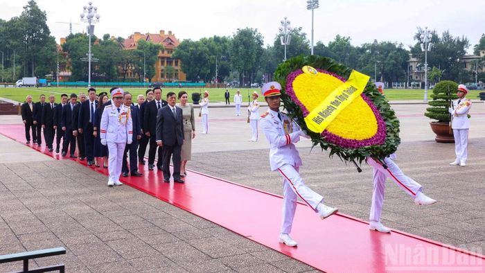 Nhà vua Vương quốc Thái Lan Maha Vajiralongkorn Phra Vajiraklaochaoyuhua và Hoàng hậu Suthida Bajrasudhabimalalakshana đến đặt vòng hoa và vào Lăng viếng Chủ tịch Hồ Chí Minh.