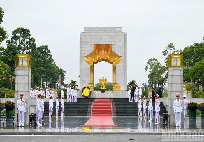 Đài tưởng niệm các Anh hùng liệt sĩ trên đường Bắc Sơn (Hà Nội).