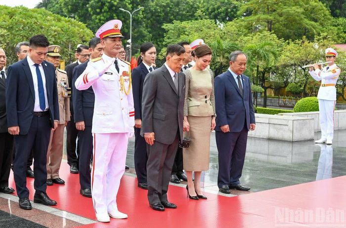 Nhà vua Vương quốc Thái Lan Maha Vajiralongkorn Phra Vajiraklaochaoyuhua và Hoàng hậu Suthida Bajrasudhabimalalakshana tưởng niệm các Anh hùng liệt sĩ.
