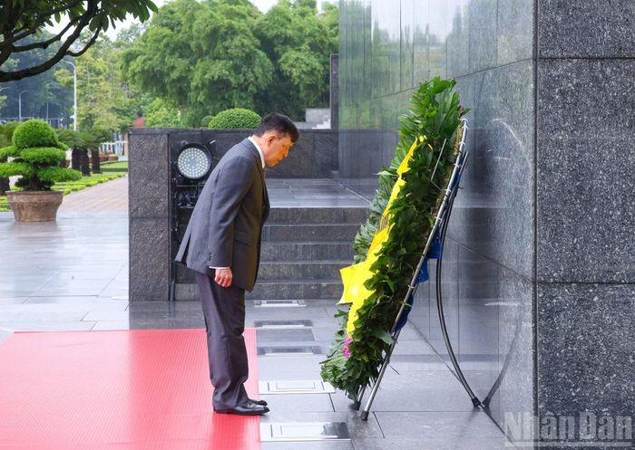 Nhà vua Vương Quốc Thái Lan Maha Vajiralongkorn Phra Vajiraklaochaoyuhua đặt vòng hoa tưởng niệm Chủ tịch Hồ Chí Minh.