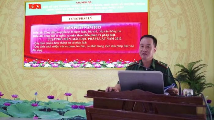 Trung tá Lê Quân Tùng, Chính trị viên phó Đồn Biên phòng Ia Rvê báo cáo Chuyên đề về bảo vệ chủ quyền lãnh thổ, an ninh biên giới quốc gia. (Ảnh: NGỌC LÂN)