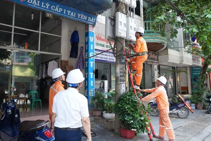 Điện lực Yên Bái kiểm tra đường dây điện nội thị.