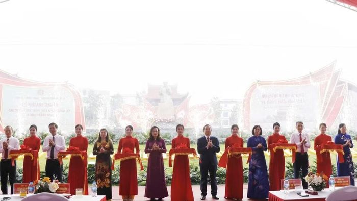 Các đại biểu cắt băng khánh thành công trình. (Ảnh: A.T)