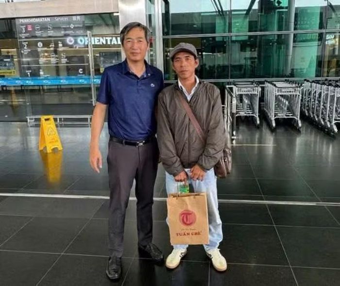 Cán bộ Đại sứ quán Việt Nam tại Malaysia và anh Phạm Hoài Phong, một trong 10 ngư dân gặp khó khăn tại bang Perak. (Ảnh: Đại sứ quán Việt Nam tại Malaysia cung cấp)