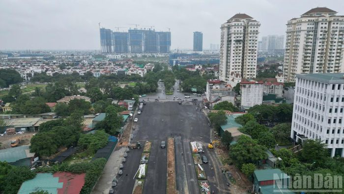 Nhìn từ trên cao, đoạn Vành đai 2,5 kết nối khu Đoàn Ngoại giao với đường Nguyễn Hoàng Tôn đang dần hình thành diện mạo của một tuyến đường đô thị hiện đại.