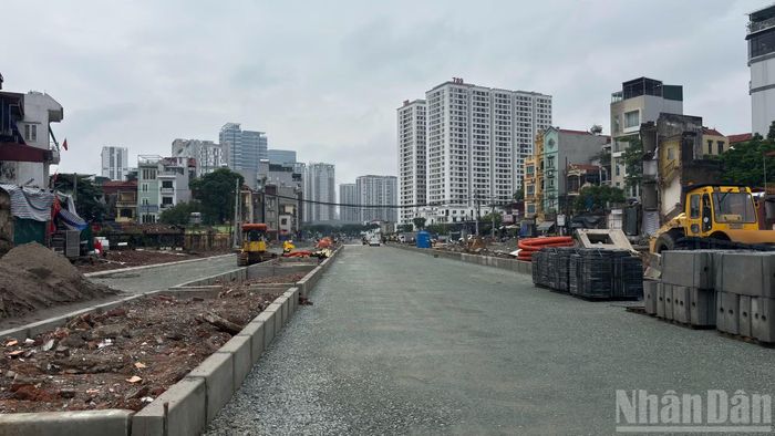 Nhà thầu huy động nhiều máy móc, thiết bị cùng đội ngũ kỹ sư, công nhân triển khai thi công tại nhiều vị trí trên tuyến.