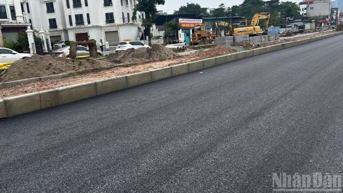  Mặt đường đã được thảm nhựa tại nút giao Vành đai 2,5﻿-Nguyễn Hoàng Tôn. 