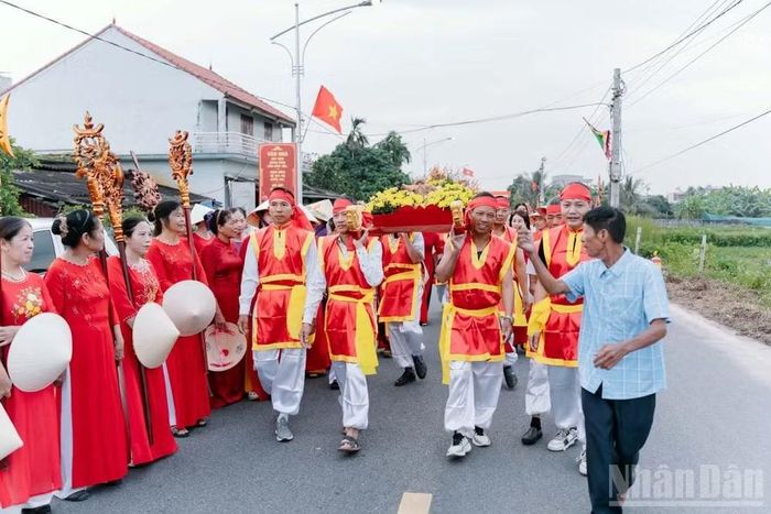 Đoàn nam tế với trang phục truyền thống. (Ảnh MAI TÚ)