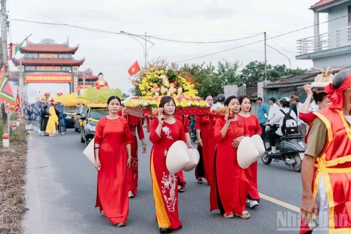 Lễ hội truyền thống làng Ô Trình thu hút đông đảo người dân tham gia. (Ảnh MAI TÚ)