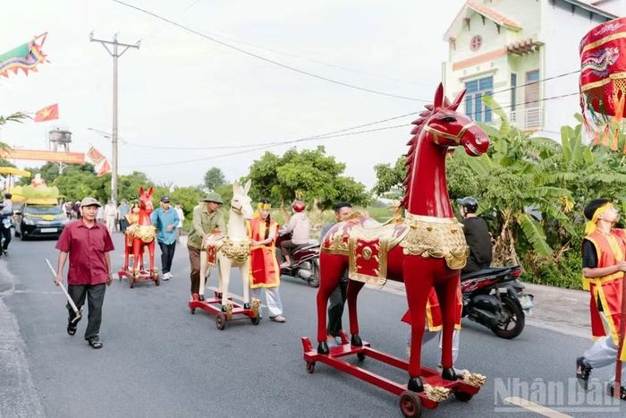 Hình ảnh ngựa gỗ trong đoàn rước. (Ảnh MAI TÚ)