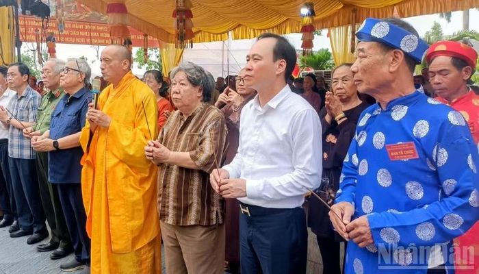 Các đại biểu dâng hương trong ngày khai hội 16/9. (Ảnh MAI TÚ)