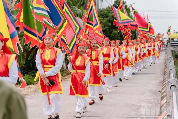 Đoàn nữ tế với cờ ngũ sắc. (Ảnh MAI TÚ)