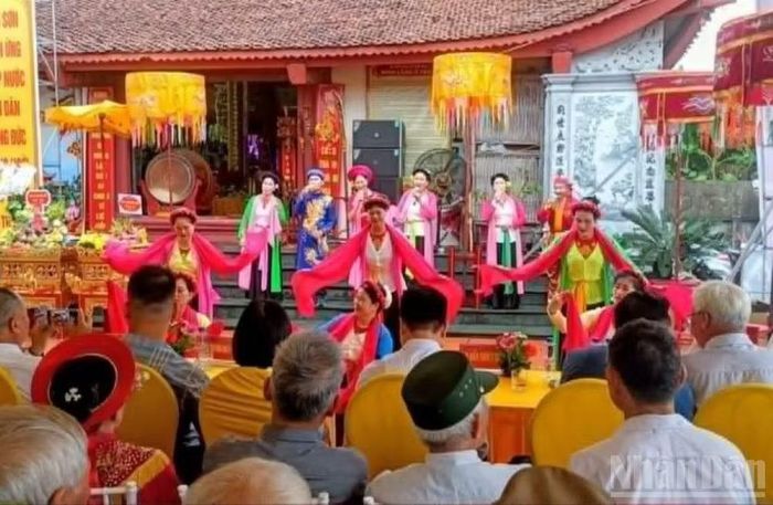 Hát chèo tại sân đình Ô Trình. (Ảnh MAI TÚ)