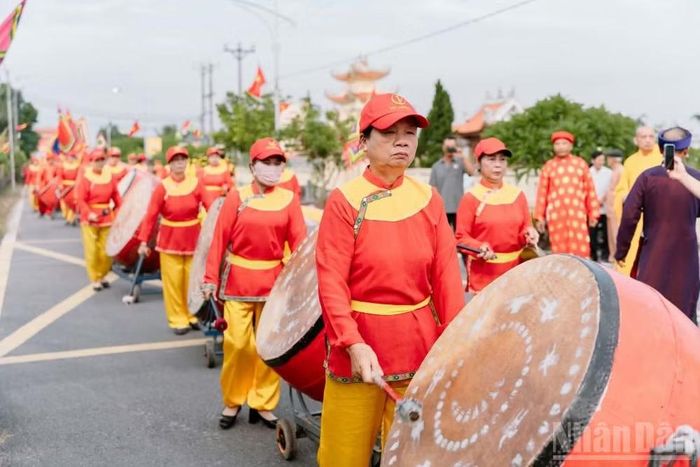 Dàn trống quân trong đoàn rước. (Ảnh MAI TÚ)