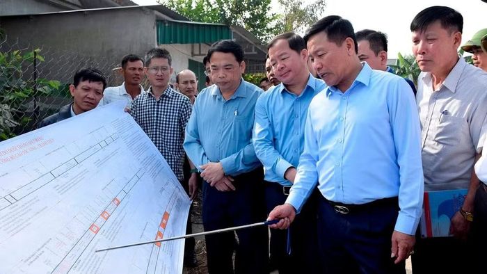 Phó Chủ tịch Ủy ban nhân dân tỉnh Nghệ An Hoàng Phú Hiền kiểm tra công tác giải phóng mặt bằng Dự án cao tốc Vinh-Thanh Thủy. (Ảnh: CTV)