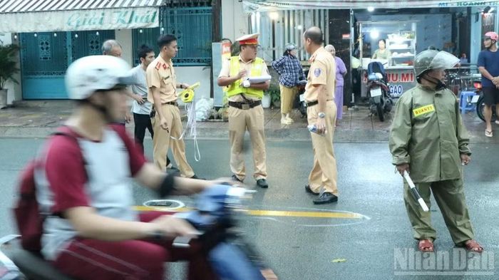 Lực lượng Phòng Cảnh sát giao thông Công an thành phố Đồng Nai có mặt tại hiện trường xử lý vụ tai nạn.(Ảnh: THIÊN VƯƠNG)