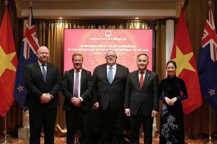  Đại sứ Phan Minh Giang và Phu nhân chụp ảnh kỷ niệm cùng các đại biểu tham dự sự kiện. ﻿(Ảnh: Đại sứ quán Việt Nam tại New Zealand cung cấp) 