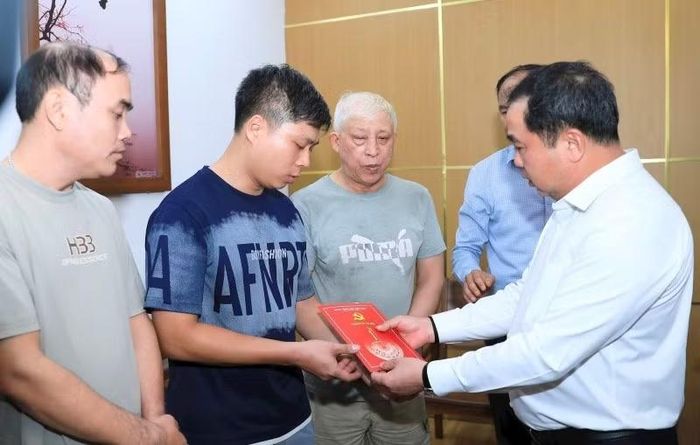Lãnh đạo Thành ủy Hà Nội trao hỗ trợ cho gia đình các nạn nhân. (Ảnh THÁI QUANG)