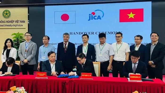 Đại diện JICA, VNUA và Toyo ký kết bàn giao hệ thống thiết bị máy móc. (Ảnh: ANH THƯ)