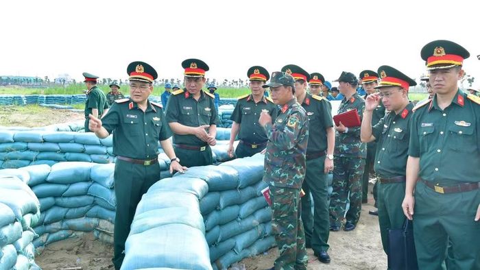 Đoàn công tác Bộ Chỉ huy Quân sự tỉnh Nghệ An kiểm tra công tác chuẩn bị, xây dựng khu vực thực binh “Vòm phòng không bền vững” và các công trình trong Sở Chỉ huy diễn tập khu vực phòng thủ tỉnh năm 2026. (Ảnh: TRỌNG KIÊN)