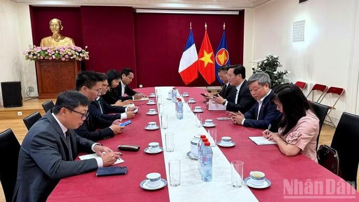 Phó Trưởng Ban Chính sách, chiến lược Trung ương Nguyễn Đức Trung và đoàn công tác thăm, làm việc với Đại sứ quán Việt Nam tại Cộng hòa Pháp. (Ảnh: KHẢI HOÀN)