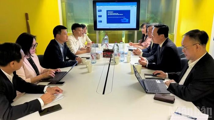 Đồng chí Nguyễn Đức Trung và đoàn công tác làm việc với Station F. (Ảnh: TRUNG HƯNG)